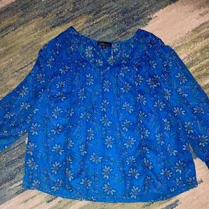💰2/$15💰Flowered blouse💙